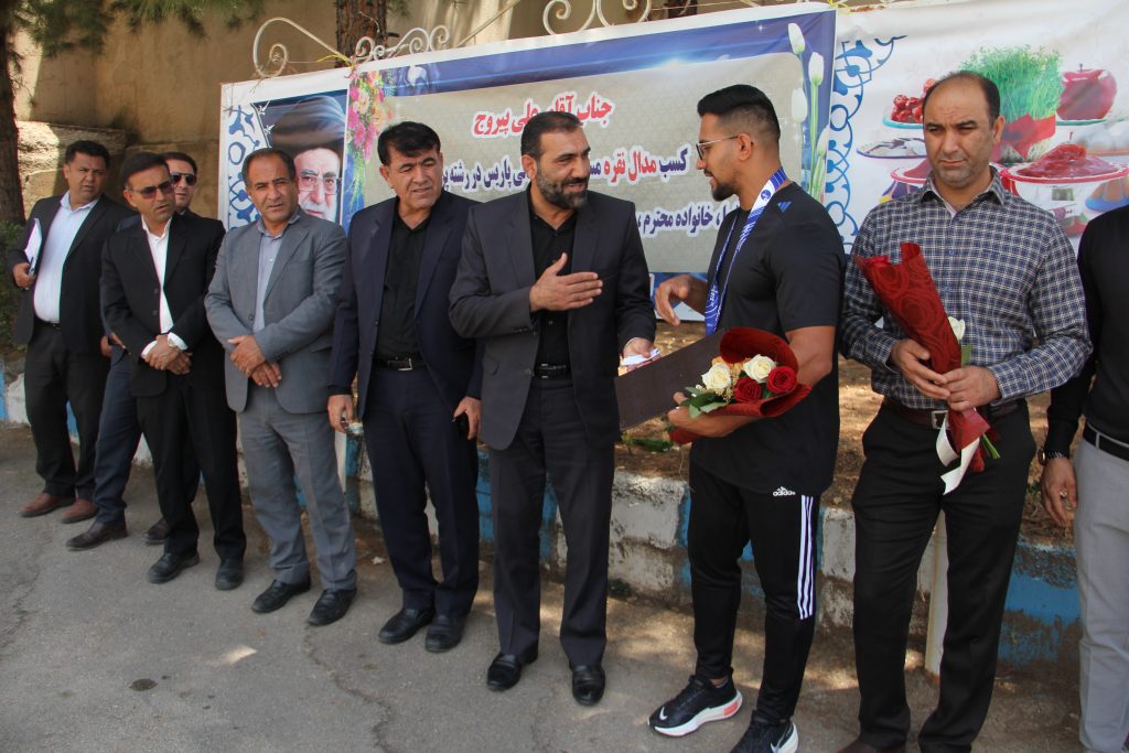 در آیینی از نایب قهرمان پارالمپیک استقبال و تجلیل شددر آیینی از نایب قهرمان پارالمپیک استقبال و تجلیل شد.آیین استقبال و تجلیل از پیروج نایب قهرمان مسابقات پارادوومیدانی جهان و امید محمدی مربی این ملی پوش ، صبح امروز 3 مردادماه 1402با حضور دهقان مدیرکل ورزش و جوانان ، معاونین ، کارکنان اداره کل ، رئیس و اعضای هیات نابینایان و کم بینایان در محل اداره کل برگزار شد.