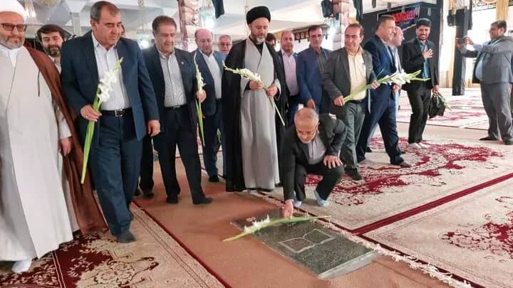 آغاز برنامه های هفته دولت با آیین غبار روبی و گلباران مزار شهیدان آیین غبار روبی و گلباران مزار شهدا