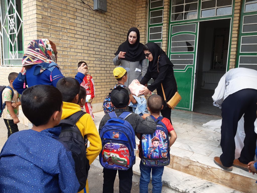 پویش مهر علویاهدای بسته های نوشت افزار به دانش آموزان مستعد و کم برخوردار در روستاهای شهرستان بویراحمد
