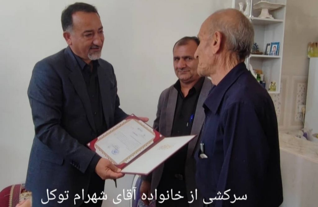 مردی از دنا ، عشق و تعهد اخلاقی را به همه نشان می دهد .
